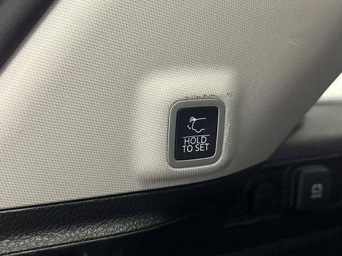 Used 2023 Jeep Grand Cherokee Limited w/ Luxury Tech Group II image 15