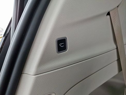 Used 2023 Chrysler Pacifica Touring-L image 31