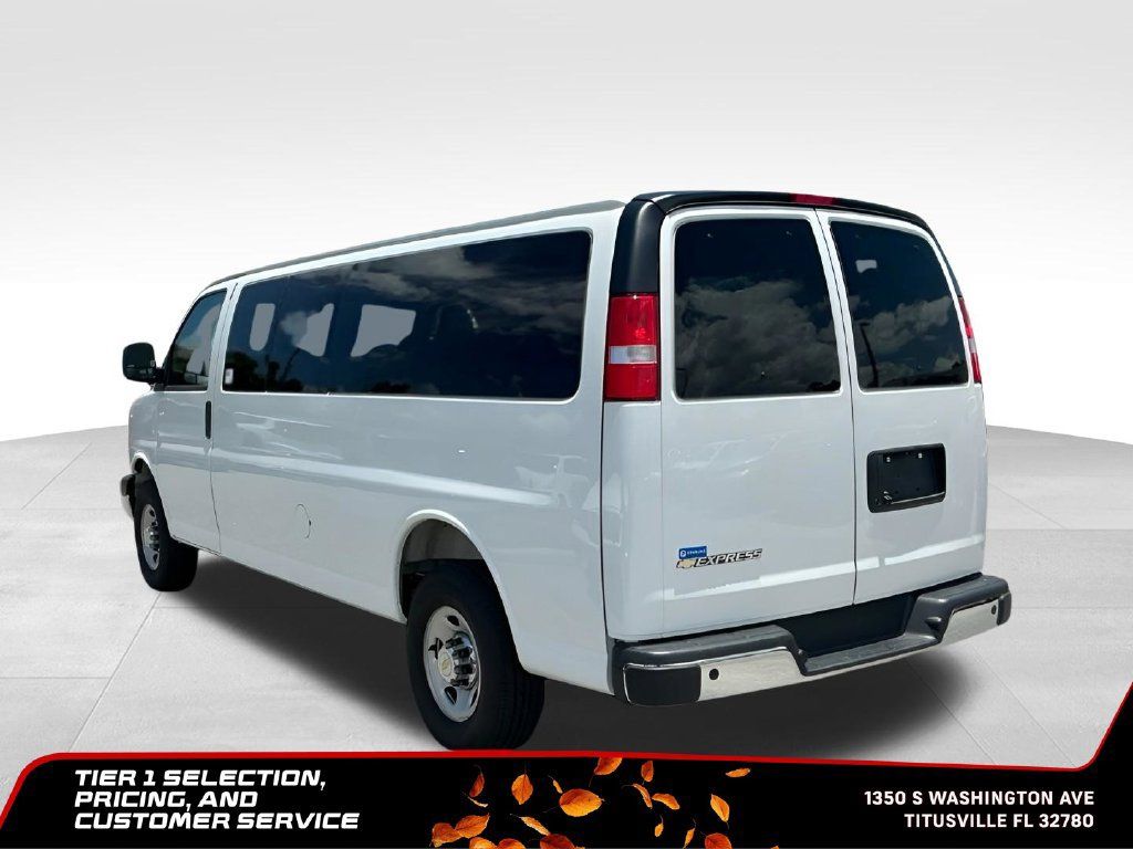Used 2025 Chevrolet Express 3500 LT w/ LT Preferred Equipment Group RWD image 4