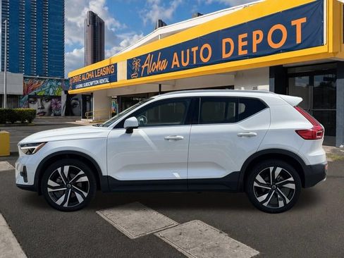 Used 2023 Volvo XC40 B4 Plus w/ Driver Assist Package FWD image 2