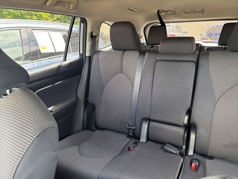 Used 2025 Toyota Highlander LE FWD image 41