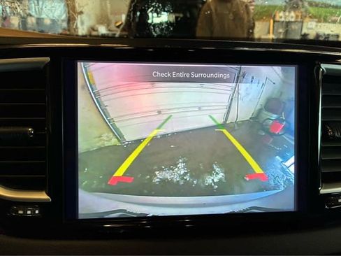 Used 2024 Chrysler Pacifica Touring-L FWD image 20