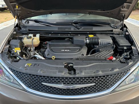 Used 2017 Chrysler Pacifica Touring Plus w/ Tire & Wheel Group image 27