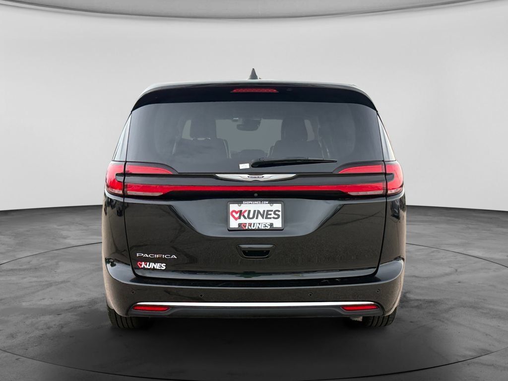 Used 2023 Chrysler Pacifica Touring-L FWD image 8