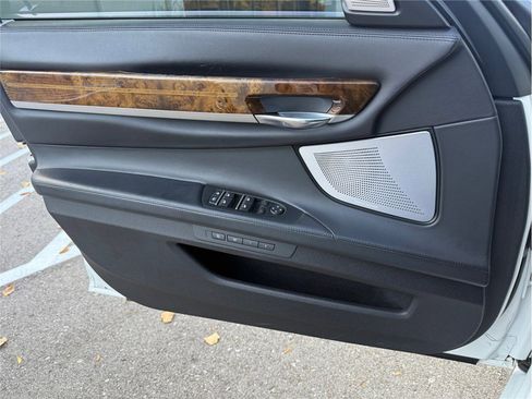 Used 2015 BMW 750Li image 28