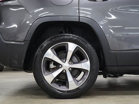 Used 2019 Jeep Cherokee Limited w/ Technology Group FWD image 36