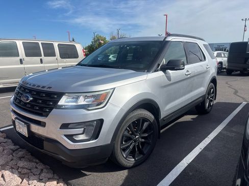 Used 2017 Ford Explorer XLT w/ Equipment Group 202A AWD/4WD image 3