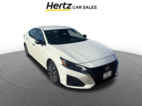 Used 2025 Nissan Altima 2.5 SV image 1