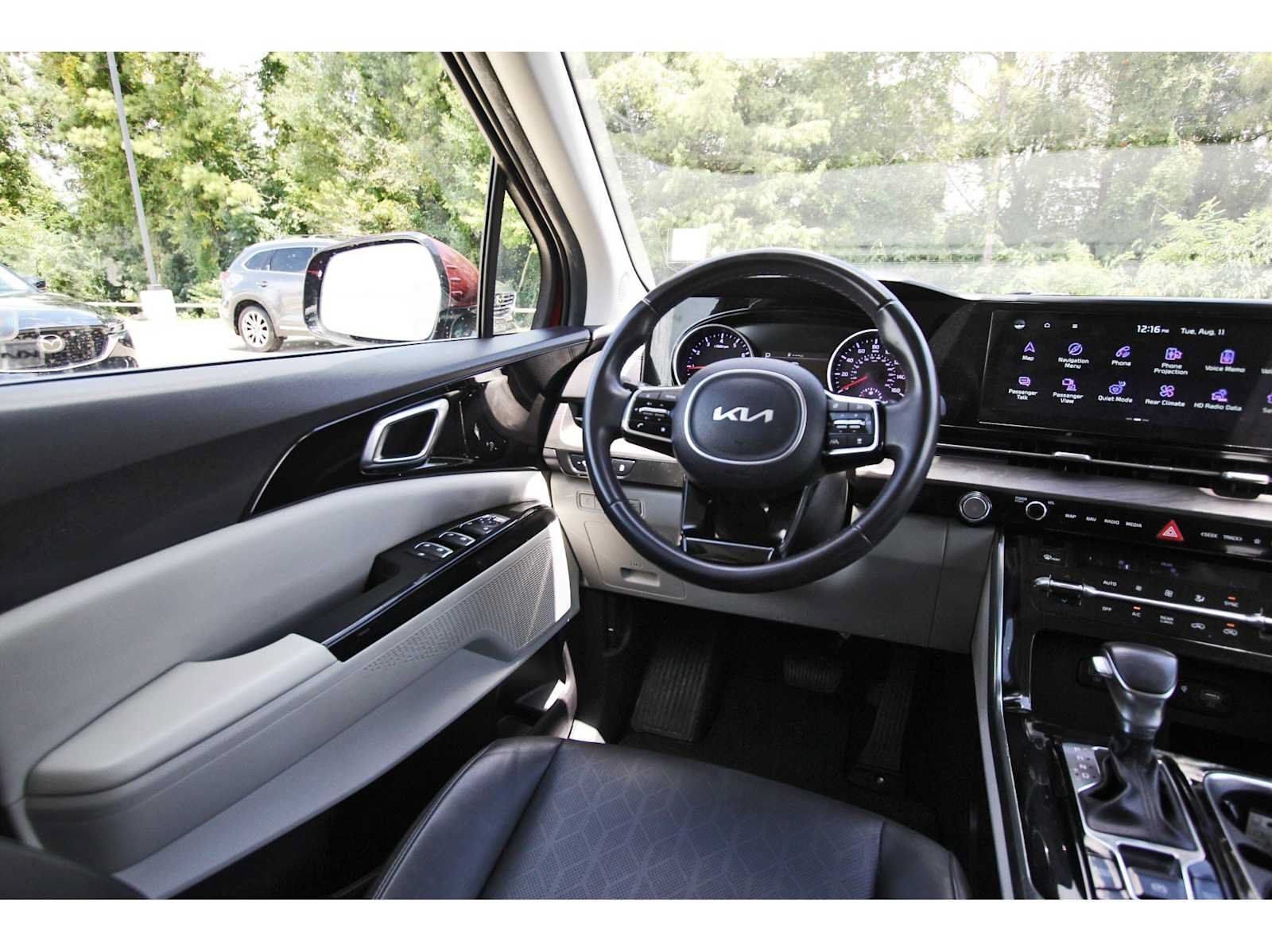 Used 2024 Kia Carnival EX FWD image 6