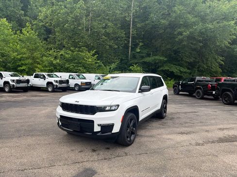 Used 2023 Jeep Grand Cherokee L Limited w/ Black Appearance Package AWD/4WD image 7