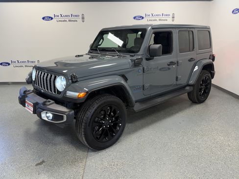 Used 2025 Jeep Wrangler Unlimited Sahara AWD/4WD image 3