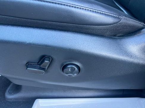 Used 2024 Chrysler Pacifica Touring-L image 13