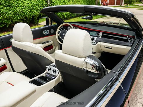 Used 2019 Rolls-Royce Dawn RWD image 39
