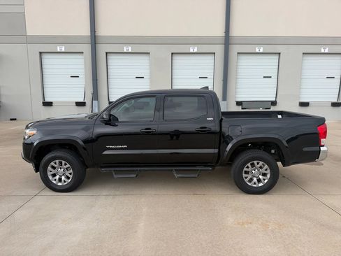 Used 2017 Toyota Tacoma SR5 w/ Tow Package RWD image 6