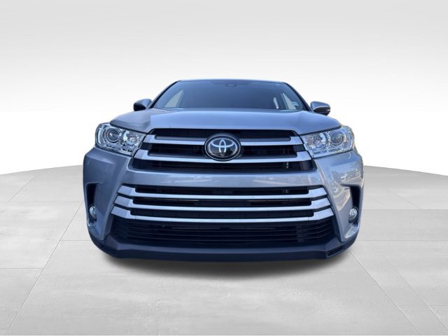 Used 2019 Toyota Highlander Plus FWD image 2
