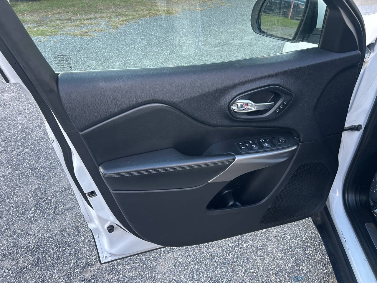 Used 2019 Jeep Cherokee Limited FWD image 12