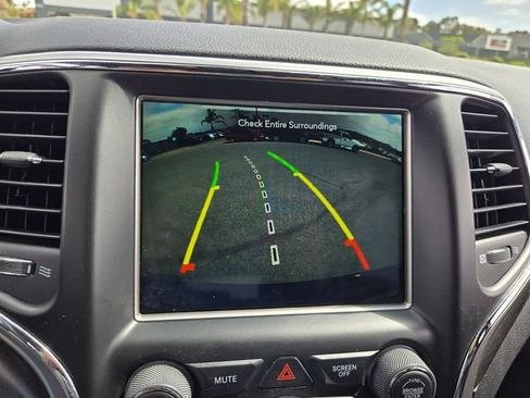 Used 2018 Jeep Grand Cherokee Altitude AWD/4WD image 9