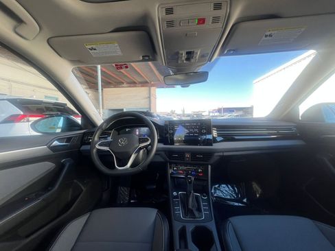 Used 2025 Volkswagen Jetta SE image 33