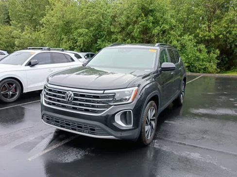 Used 2025 Volkswagen Atlas SE AWD/4WD image 2