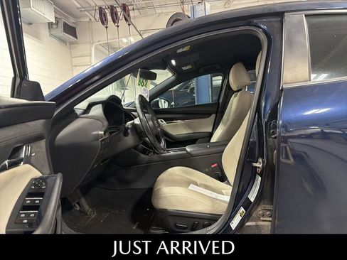 Used 2019 MAZDA MAZDA3 Hatchback w/ Preferred Package FWD image 3