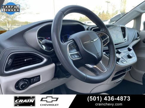 Used 2023 Chrysler Pacifica Touring-L image 10
