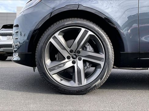 New 2026 Land Rover Discovery Dynamic SE image 14