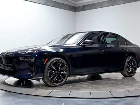 Used 2023 BMW 760i xDrive w/ Luxury Rear Seating Package AWD/4WD image 2