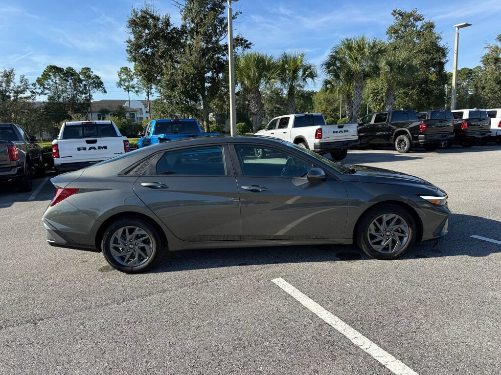 Used 2024 Hyundai Elantra SEL FWD image 2
