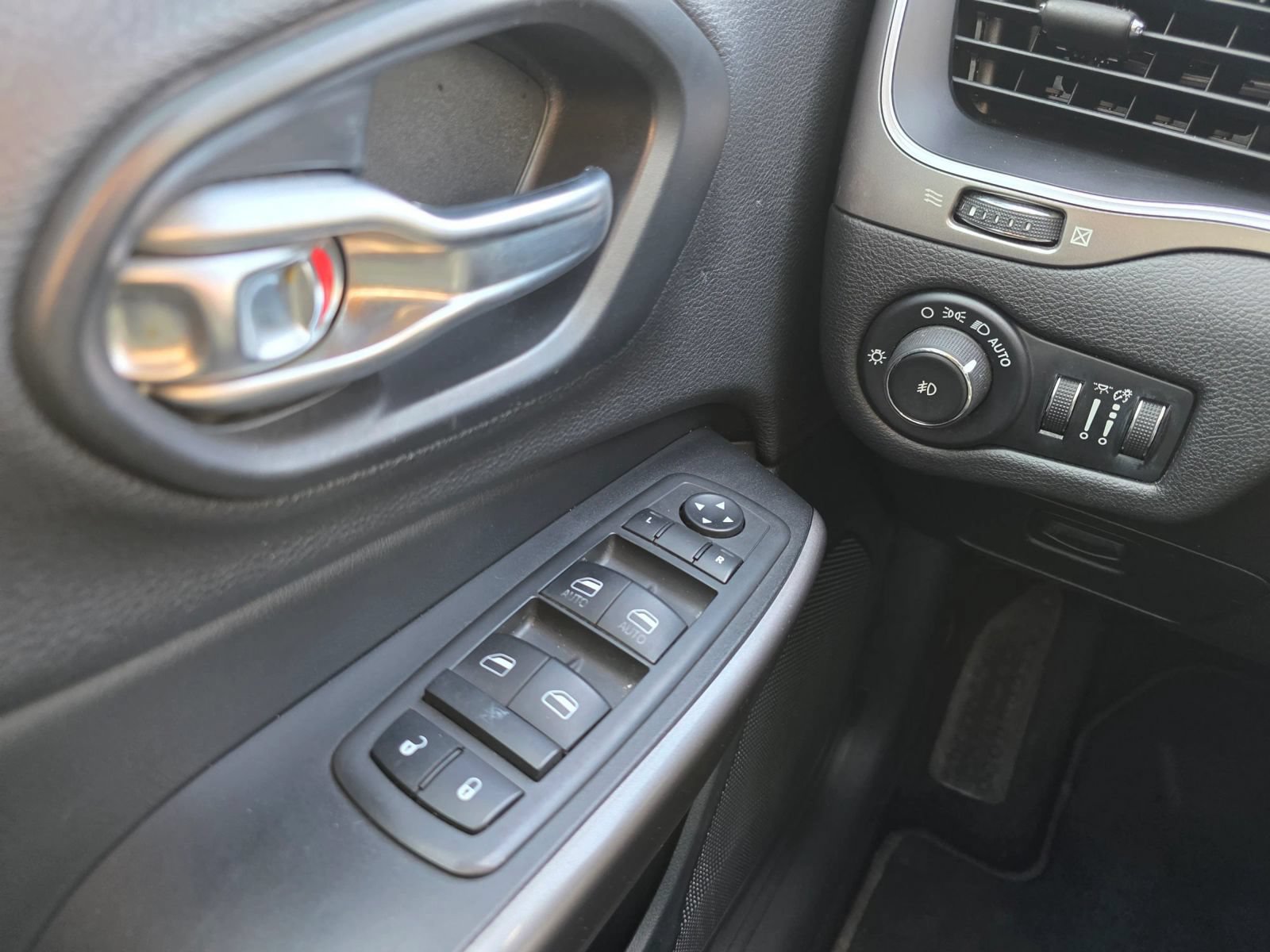 Used 2019 Jeep Cherokee Latitude Plus FWD image 19
