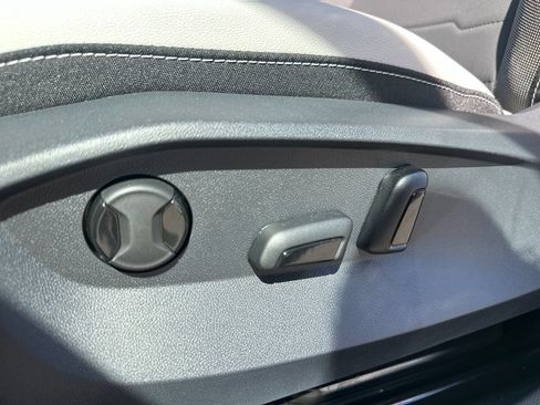 New 2026 Volkswagen Taos SE AWD/4WD image 9