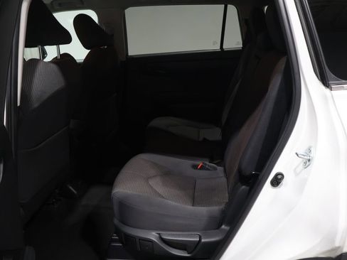 Used 2024 Toyota Highlander LE image 17