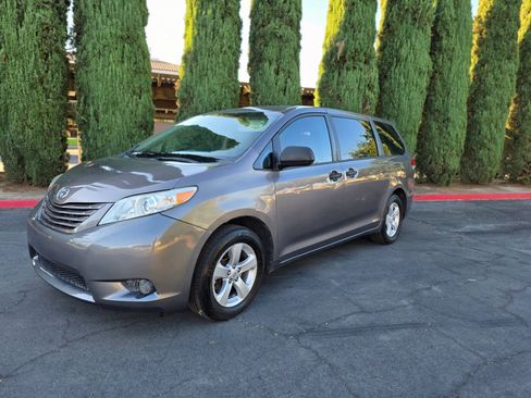Used 2013 Toyota Sienna L w/ Towing Pkg FWD image 2