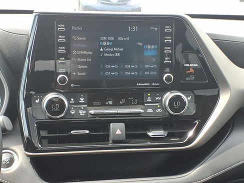 Used 2021 Toyota Highlander XLE AWD/4WD image 12
