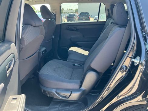 Used 2024 Toyota Highlander LE AWD/4WD image 8