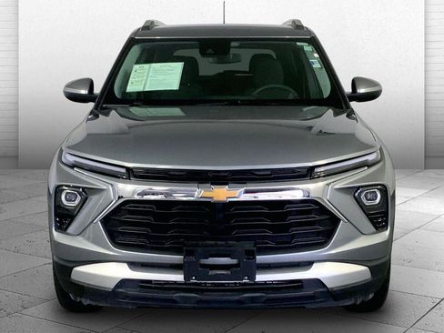 Used 2025 Chevrolet TrailBlazer LT AWD/4WD image 2
