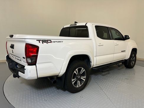 Used 2019 Toyota Tacoma TRD Sport image 9