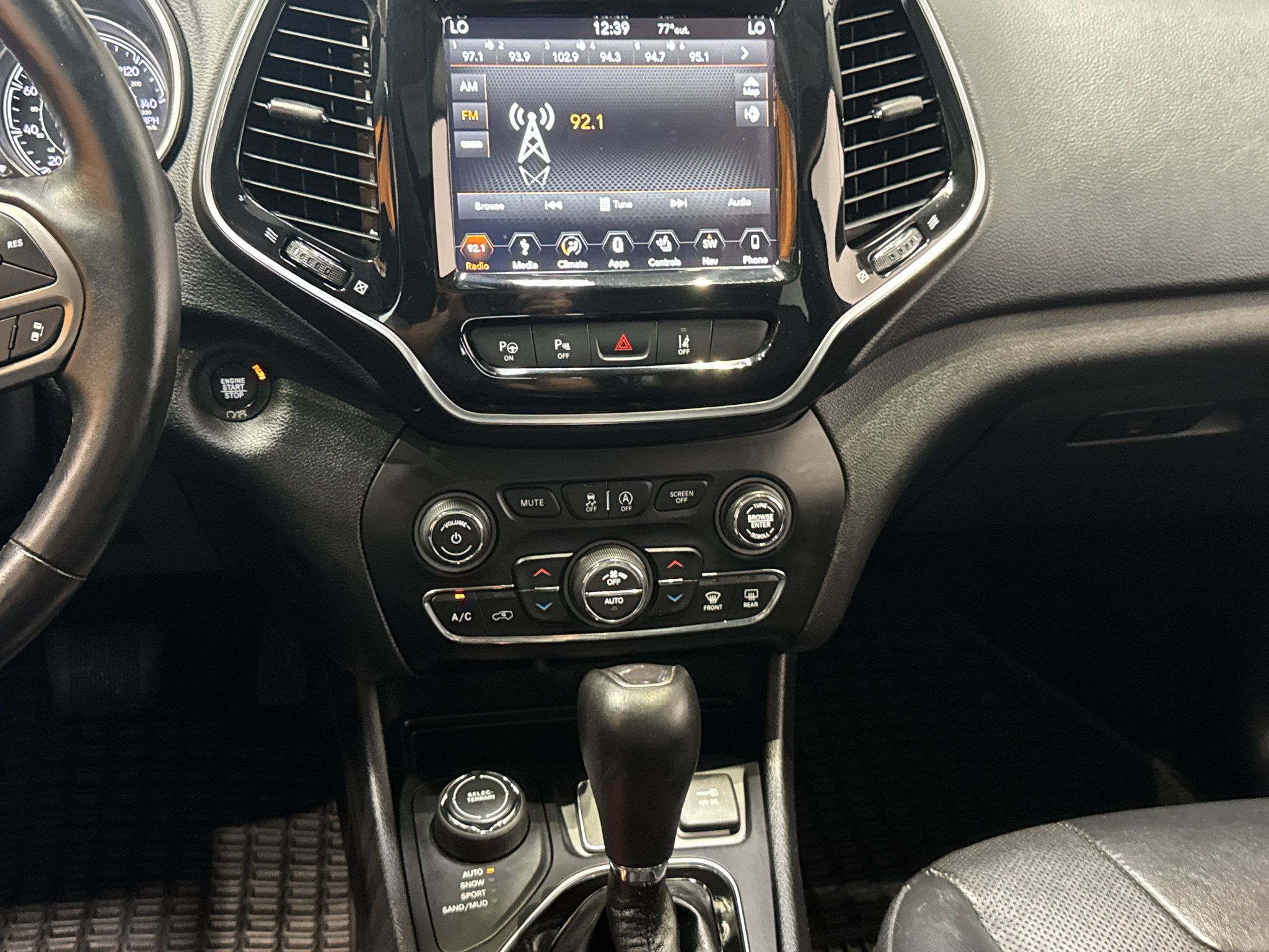Used 2019 Jeep Cherokee Limited w/ Technology Group AWD/4WD image 27