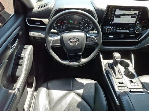 Used 2021 Toyota Highlander XLE AWD/4WD image 12