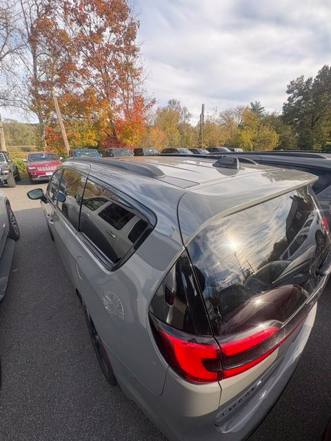 Used 2025 Chrysler Pacifica Limited FWD image 5