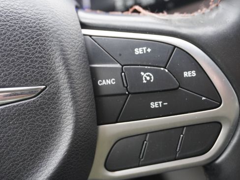 Used 2019 Chrysler Pacifica Touring-L image 11