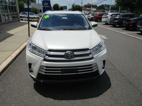 Used 2019 Toyota Highlander XLE AWD/4WD image 3