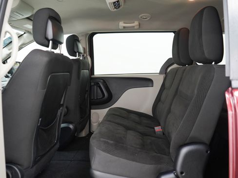 Used 2018 Dodge Grand Caravan SE FWD image 21
