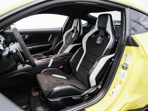 Used 2021 Ford Mustang Shelby GT500 w/ Carbon Fiber Track Pack image 36