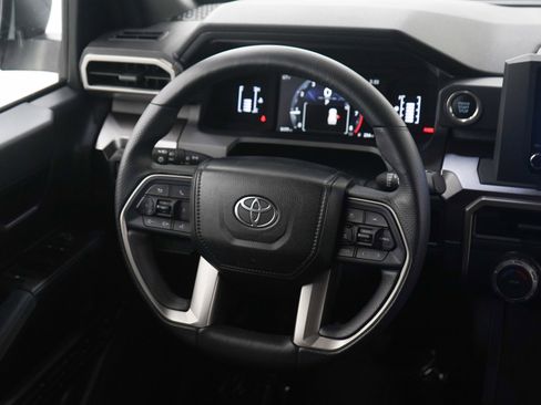 Used 2025 Toyota 4Runner SR5 AWD/4WD image 14