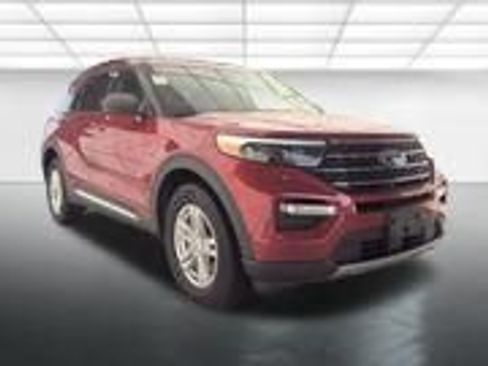 Used 2023 Ford Explorer XLT w/ Equipment Group 202A AWD/4WD image 4