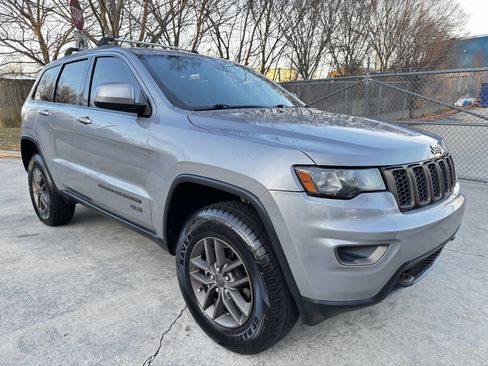 Used 2016 Jeep Grand Cherokee Laredo 75th Anniversary image 6