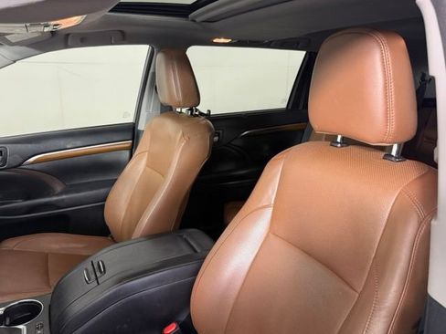 Used 2018 Toyota Highlander Limited FWD image 17