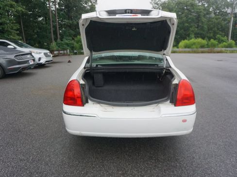 Used 2010 Lincoln Town Car Signature Limited RWD image 12