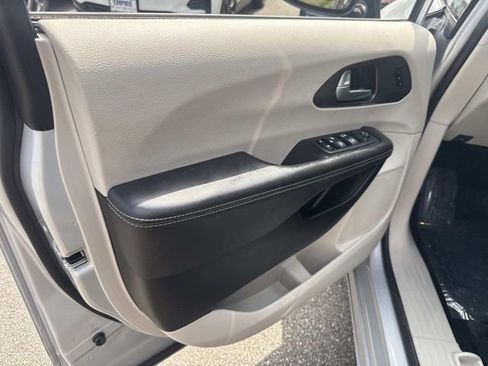 Used 2024 Chrysler Pacifica Touring-L FWD image 19