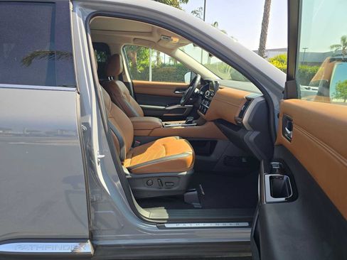 Used 2025 Nissan Pathfinder Platinum AWD/4WD image 10